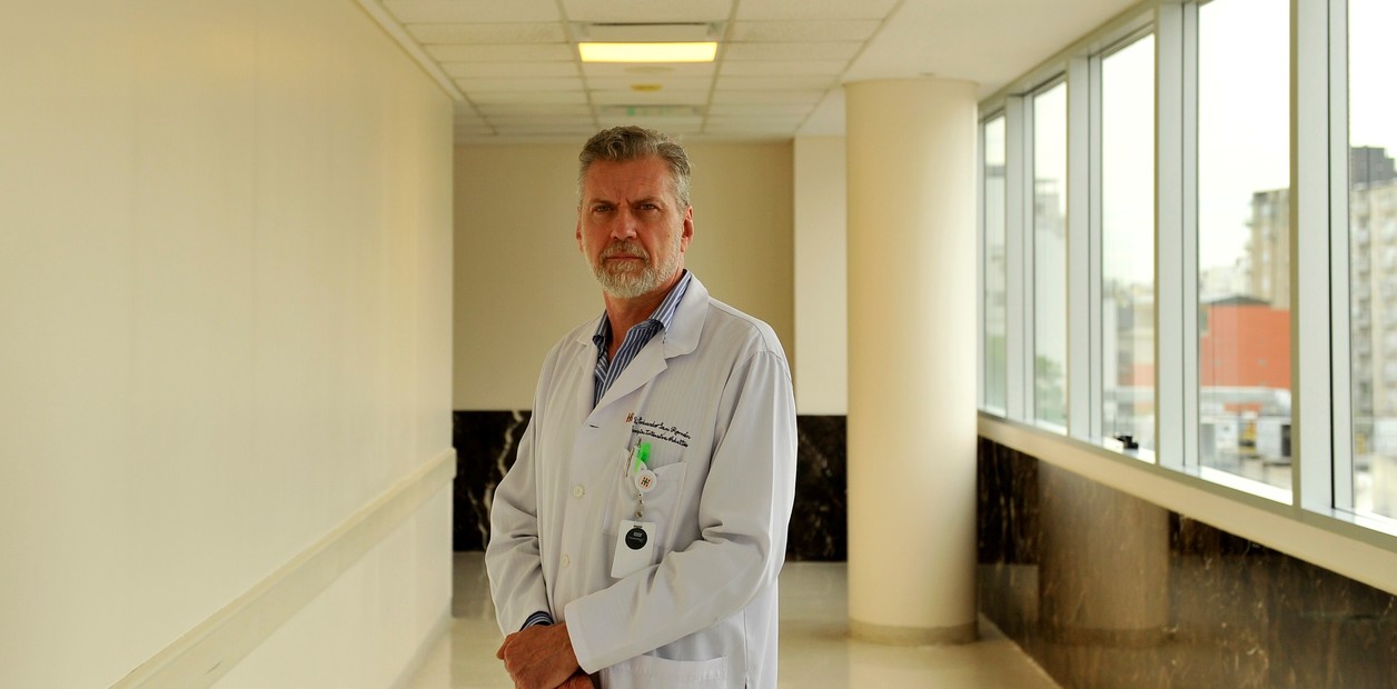 El doctor Eduardo San Román, jefe de terapia Intensiva para adultos del Hospital Italiano. "Antes, a terapia intensiva iban los moribundos. Ahora, la mortalidad ronda sólo el 14%". 25.10.2018 Foto. Maxi Failla buenos aires eduardo San Roman jefe de terapia Intensiva para adultos medico del hospital italiano nota entrevista reportaje